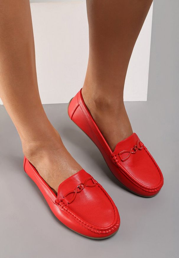 Renee - Czerwone Mokasyny Caeenia. Wysokość cholewki: przed kostkę. Nosek buta: okrągły. Kolor: czerwony. Szerokość cholewki: normalna. Wzór: gładki, aplikacja. Obcas: na płaskiej podeszwie. Styl: elegancki