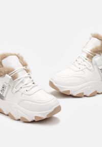 Born2be - Białe Masywne Sneakersy na Grubej Podeszwie ze Sznurowaniem i Futerkiem Getnia. Kolor: biały. Materiał: futro. Szerokość cholewki: normalna