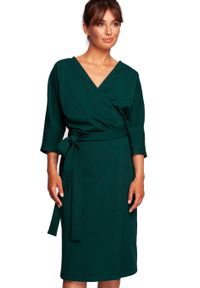 BeWear - Sukienka kopertowa z wiązaniem w talii dekolt V butelkowa zieleń. Okazja: na co dzień, do pracy. Typ sukienki: kopertowe. Styl: casual, sportowy