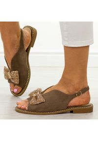 Taupe płaskie sandały damskie S.Barski 014. Zapięcie: sprzączka. Materiał: zamsz. Wzór: aplikacja. Sezon: wiosna, lato. Styl: klasyczny, elegancki