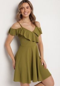 Born2be - Jasnozielona Sukienka Rozkloszowana na Ramiączkach z Falbankami Polauri. Okazja: na co dzień. Typ kołnierza: kołnierz z falbankami. Kolor: zielony. Długość rękawa: na ramiączkach. Styl: casual, elegancki, klasyczny #1