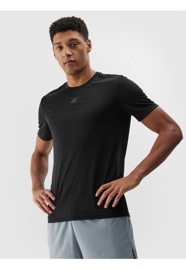 4f - Koszulka do biegania szybkoschnąca męska - czarna. Kolor: czarny. Materiał: materiał, włókno, dzianina, syntetyk. Długość: krótkie. Wzór: ze splotem, gładki. Sezon: lato. Sport: fitness, bieganie