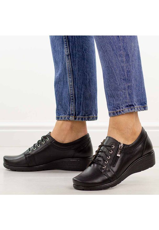 Czarne Polskie półbuty damskie Gregors 759. Okazja: na co dzień. Nosek buta: okrągły. Kolor: czarny. Szerokość cholewki: normalna. Materiał: skóra. Sezon: wiosna, jesień, lato. Obcas: na koturnie. Styl: casual, elegancki, klasyczny. Wysokość obcasa: średni