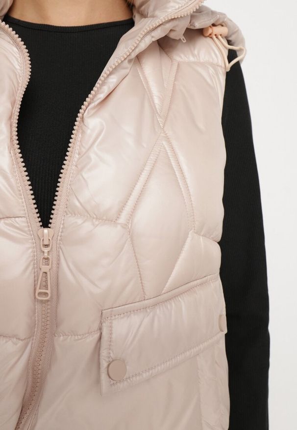 Born2be - Jasnobeżowa Kamizelka z Odpinanym Kapturem i Ozdobnym Pikowaniem Arreanne. Okazja: na co dzień. Kolor: beżowy. Materiał: jeans. Sezon: jesień, wiosna. Styl: sportowy, casual, elegancki