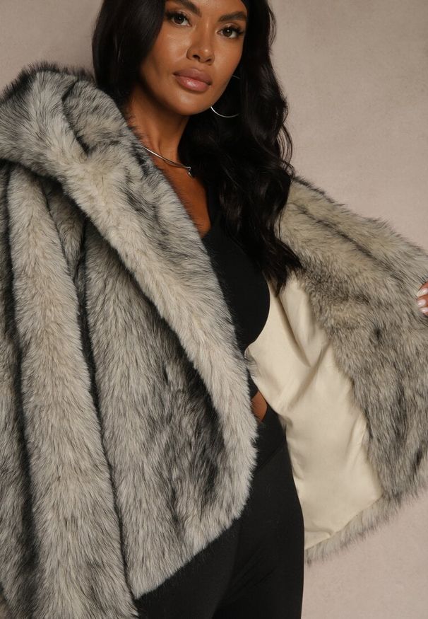 Renee - Biała Oversizowa Kurtka Futerko z Kapturem Venelle. Okazja: na imprezę. Typ kołnierza: kaptur. Kolor: biały. Materiał: futro. Styl: klasyczny