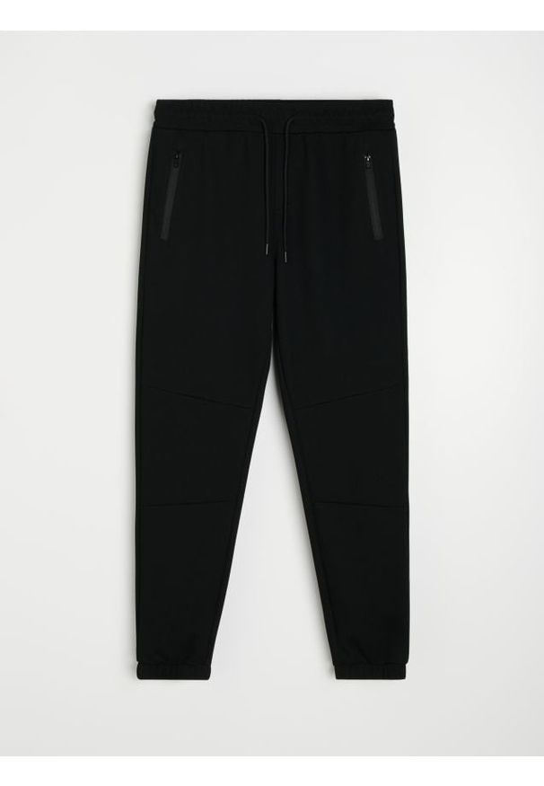 Sinsay - Spodnie dresowe slim fit z domieszką wiskozy - czarny. Kolor: czarny. Materiał: dresówka, wiskoza