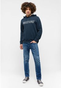 Mustang - MĘSKA BLUZA Z KAPTUREM MUSTANG LOGO Bronson Carbon 1014687 4135. Typ kołnierza: kaptur #3