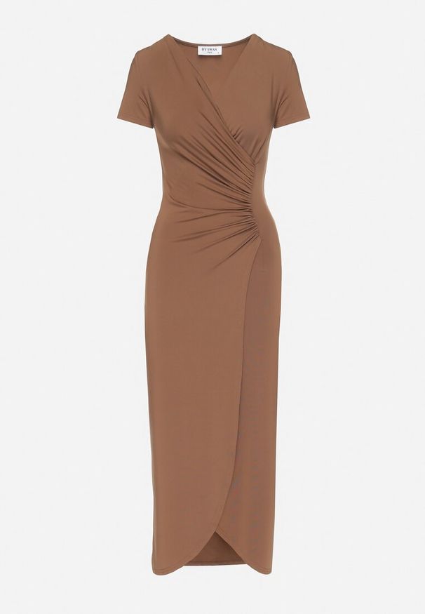 Born2be - Brązowa Dopasowana Sukienka z Wiskozą o Kopertowym Kroju z Marszczeniem Talisia. Okazja: na co dzień. Typ kołnierza: dekolt w kształcie V. Kolor: brązowy. Materiał: wiskoza. Długość rękawa: krótki rękaw. Typ sukienki: kopertowe. Styl: casual, elegancki