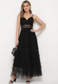 Born2be - Czarna Sukienka na Regulowanych Ramiączkach z Koronką i Falbankami DIoenama. Okazja: na co dzień. Typ kołnierza: kołnierz z falbankami. Kolor: czarny. Materiał: koronka. Długość rękawa: na ramiączkach. Wzór: koronka. Styl: casual #3