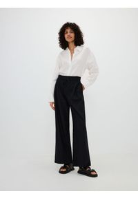 Reserved - Szerokie spodnie z zakładkami i lnem - czarny. Kolor: czarny. Materiał: len #1