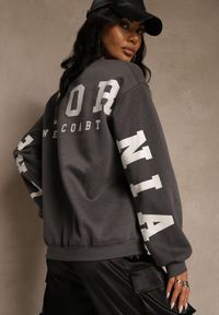 Renee - Szara Bluza Ocieplana z Bawełną Ozdobiona Napisem Fezurra. Okazja: na co dzień. Kolor: szary. Materiał: bawełna. Wzór: napisy, aplikacja. Styl: casual #3