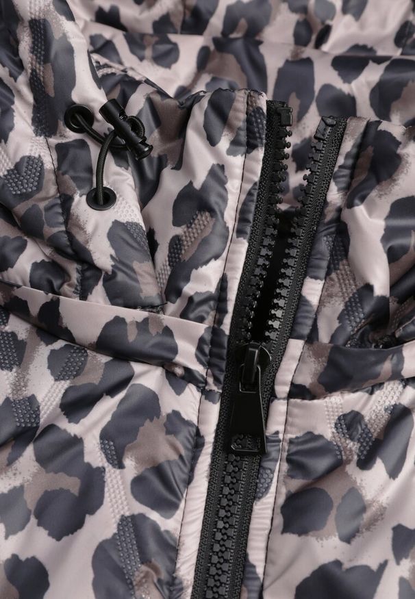 Renee - Różowa Panterkowa Kurtka z Odpinanym Kapturem Anastaera. Okazja: na co dzień. Kolor: różowy. Materiał: jeans, poliester. Wzór: motyw zwierzęcy, nadruk. Styl: casual