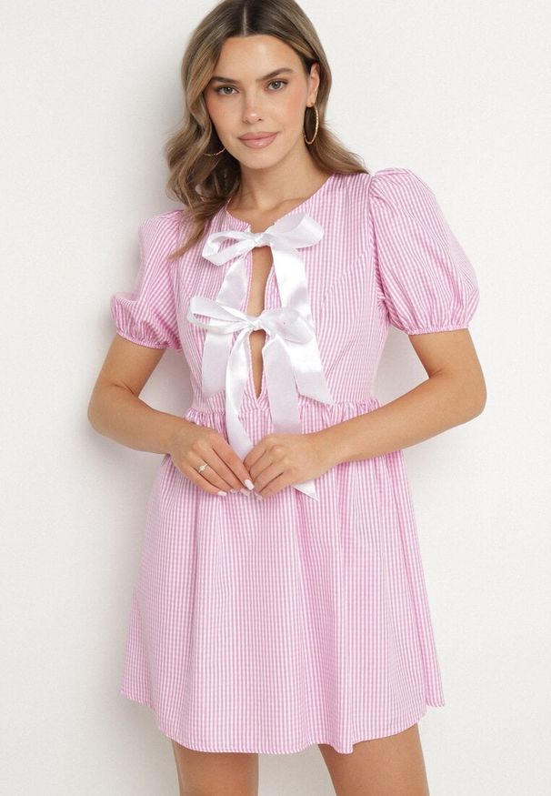 Born2be - Różowa Rozkloszowana Sukienka w Kratkę Vichy w Stylu Retro z Wiązaniem Telionea. Okazja: na co dzień. Kolor: różowy. Wzór: kratka. Typ sukienki: rozkloszowane. Styl: retro