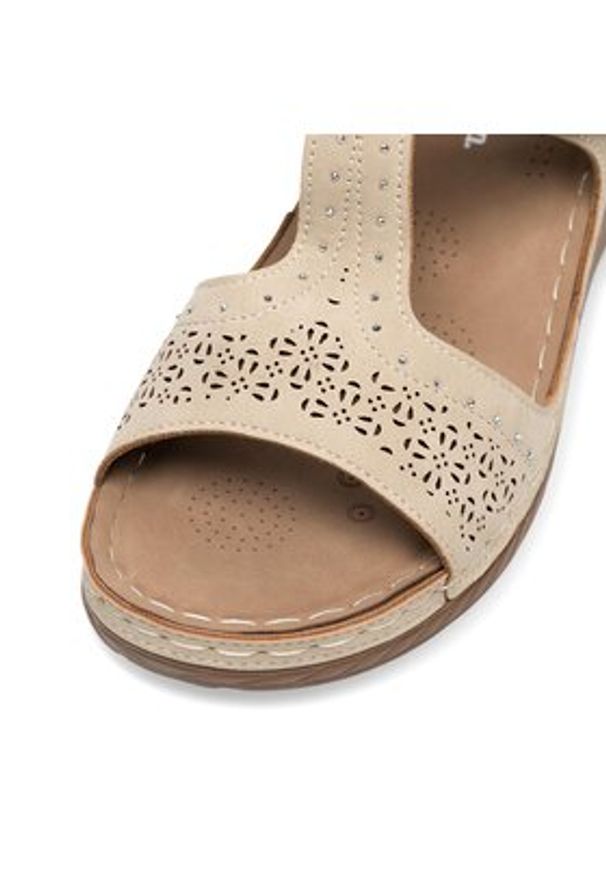 Clara Barson Sandały WYL05010-15 Beżowy. Kolor: beżowy. Materiał: syntetyk