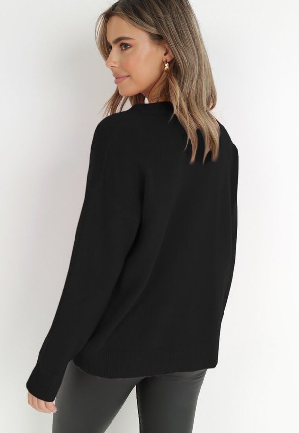 Born2be - Czarny Sweter z Wiskozy Oversize Yorate. Okazja: na co dzień. Typ kołnierza: dekolt w serek. Kolor: czarny. Materiał: wiskoza. Długość rękawa: długi rękaw. Długość: długie. Styl: wizytowy, elegancki, casual