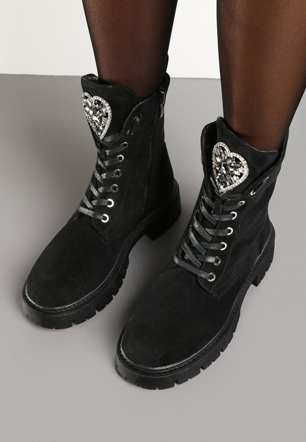 Renee - Czarne Botki Workery na Płaskiej Podeszwie ze Sznurowaniem i Ozdobą z Cyrkoniami Savilora. Okazja: na co dzień. Zapięcie: sznurówki. Kolor: czarny. Materiał: skóra, jeans. Wzór: aplikacja. Obcas: na płaskiej podeszwie. Styl: casual, rockowy, elegancki