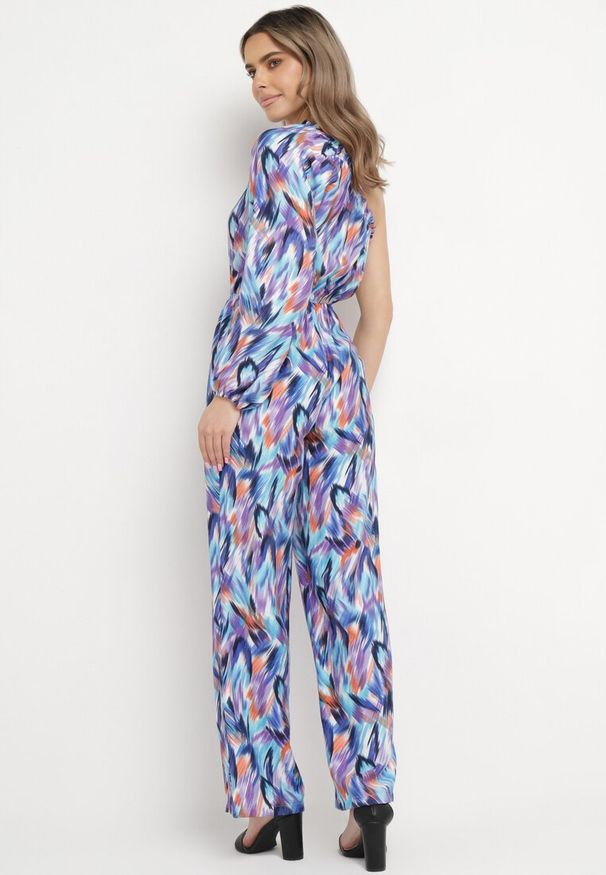 Born2be - Niebiesko-Granatowy Kombinezon z Asymetryczną Górą na Jedno Ramię i Abstrakcyjnym Wzorem Leomaria. Okazja: na imprezę. Kolor: niebieski. Długość: długie. Wzór: aplikacja