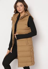 Born2be - Beżowa Długa Pikowana Kamizelka Zapinana na Napy i Suwak Ishtar. Kolor: beżowy. Długość: długie #4