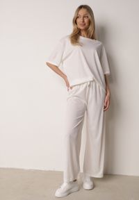 Born2be - Biały Komplet Oversize z Cyrkoniami T-shirt i Spodnie Arnatea. Kolor: biały. Wzór: aplikacja #2