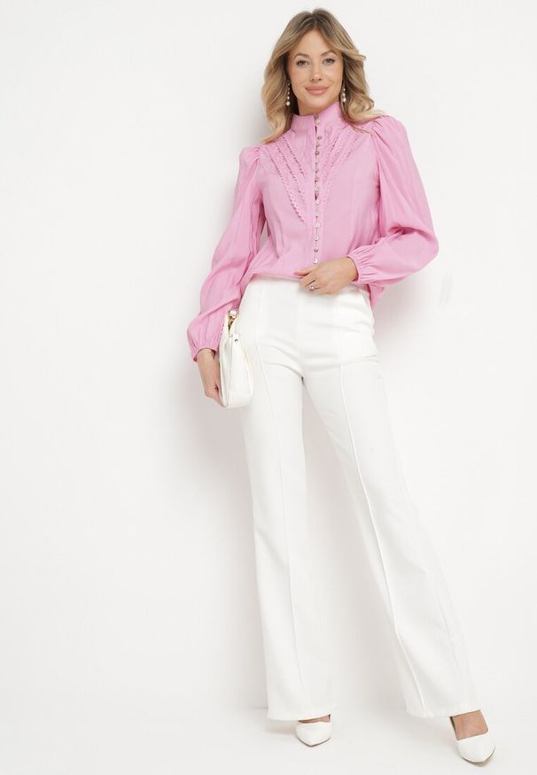 Born2be - Różowa Koszula w Stylu Retro ze Stójką i Koronkowymi Lamówkami Holora. Okazja: na co dzień. Typ kołnierza: kołnierzyk stójkowy. Kolor: różowy. Materiał: koronka. Długość: długie. Wzór: aplikacja, koronka, gładki. Styl: retro