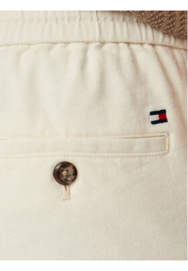 TOMMY HILFIGER - Tommy Hilfiger Chinosy Harlem MW0MW42336 Kremowy Regular Fit. Kolor: kremowy. Materiał: len