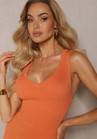 Renee - Pomarańczowa Sukienka o Fasonie Bodycon z Błyszczącej Prążkowanej Dzianiny Jorunntes. Okazja: na co dzień. Kolor: pomarańczowy. Materiał: dzianina, prążkowany. Typ sukienki: bodycon. Styl: casual #5