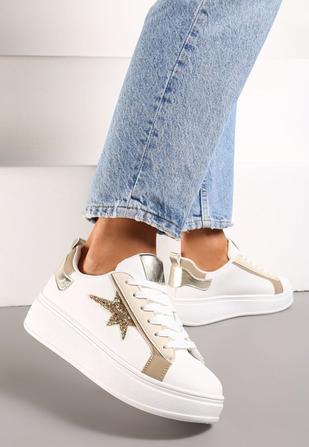 Renee - Biało-Beżowe Sneakersy na Platformie Ozdobione Gwiazdką z Brokatem Nislemia. Nosek buta: okrągły. Zapięcie: sznurówki. Kolor: biały. Materiał: materiał. Wzór: aplikacja. Obcas: na platformie. Wysokość obcasa: niski