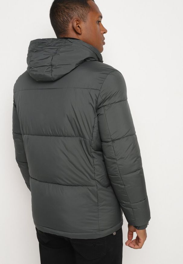 Born2be - Ciemnozielona Pikowana Kurtka z Odpinanym Kapturem Asintivra. Okazja: na co dzień. Kolor: zielony. Materiał: jeans. Styl: klasyczny, casual, elegancki