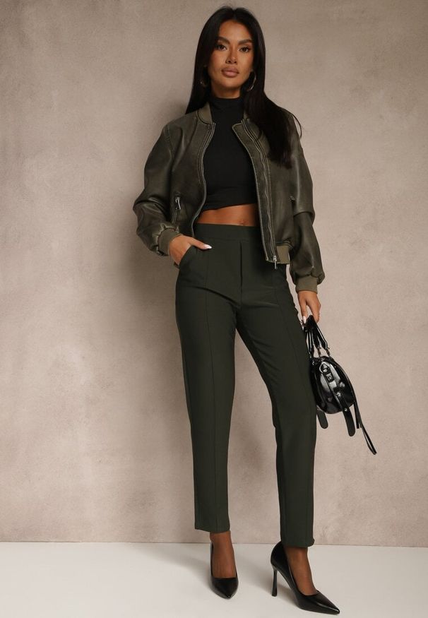 Renee - Ciemnozielone Spodnie z Kantem i Imitacją Kieszeni Rearie. Okazja: na co dzień. Kolekcja: plus size. Kolor: zielony. Styl: casual, elegancki