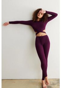Undiz spodnie damskie kolor fioletowy dopasowane medium waist. Kolor: fioletowy. Materiał: dzianina