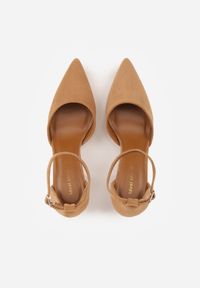 Born2be - Jasnobrązowe Czółenka z Imitacji Zamszu na Słupku z Noskiem w Szpic Violetto. Okazja: na co dzień, na spotkanie biznesowe, do pracy. Zapięcie: pasek. Kolor: brązowy. Materiał: zamsz. Obcas: na słupku. Styl: casual, biznesowy, elegancki, klasyczny. Wysokość obcasa: średni #5