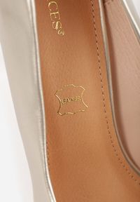 Born2be - Złote Klasyczne Szpilki Vices ze Skórzaną Wkładką Innadelle. Okazja: na spotkanie biznesowe. Kolor: złoty. Materiał: skóra. Obcas: na szpilce. Styl: klasyczny. Wysokość obcasa: średni #2