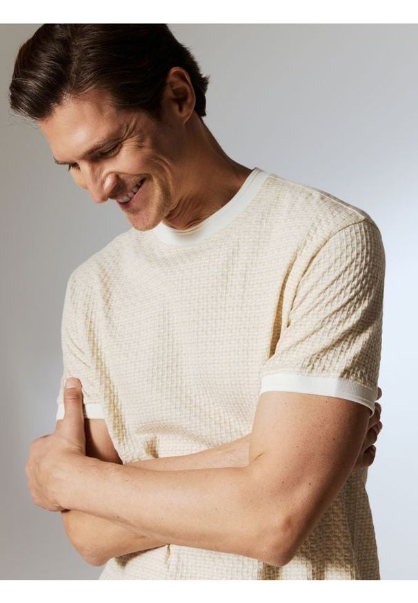 Reserved - T-shirt regular fit - beżowy. Kolor: beżowy. Materiał: bawełna, dzianina