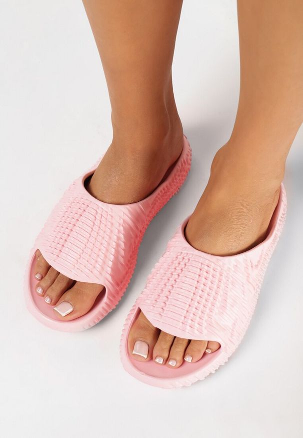 Born2be - Różowe Gumowe Klapki z Ozdobnymi Żłobieniami Blova. Okazja: na plażę, do domu. Kolor: różowy. Materiał: guma. Sezon: lato