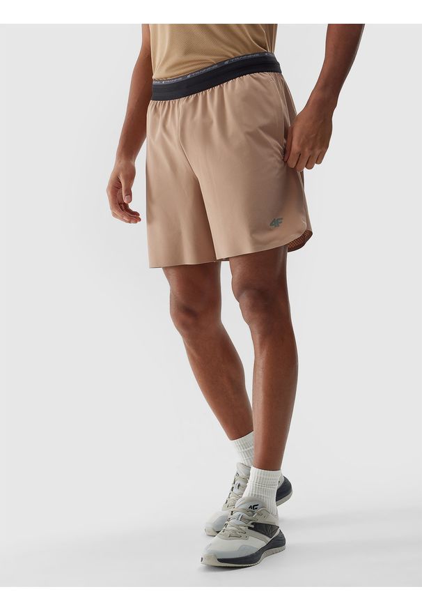 4f - 4F Spodenki treningowe szybkoschnące męskie - beżowe S. Kolor: beżowy. Materiał: dzianina, elastan, włókno, syntetyk, materiał. Długość: krótkie. Wzór: gładki, jednolity, ze splotem. Sport: fitness