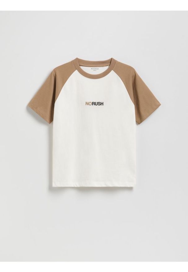 Reserved - T-shirt z nadrukiem - złamana biel. Materiał: dzianina, bawełna. Wzór: nadruk
