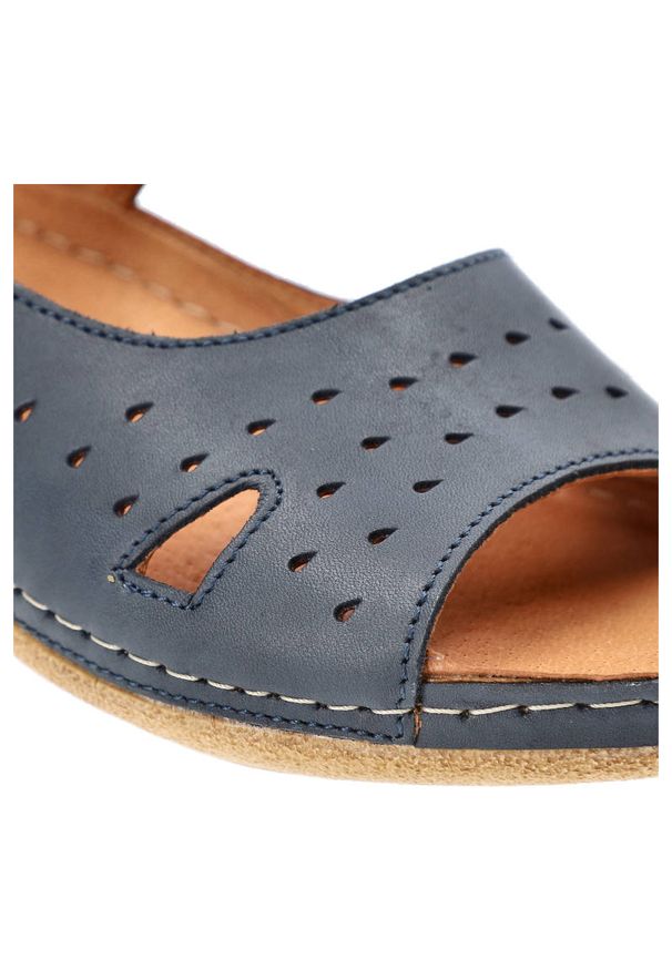 Granatowe Sandały Pollonus Damskie Skórzane Obuwie. Okazja: na spacer, na co dzień. Zapięcie: rzepy. Kolor: niebieski. Materiał: skóra. Wzór: ażurowy. Sezon: lato. Styl: casual, elegancki
