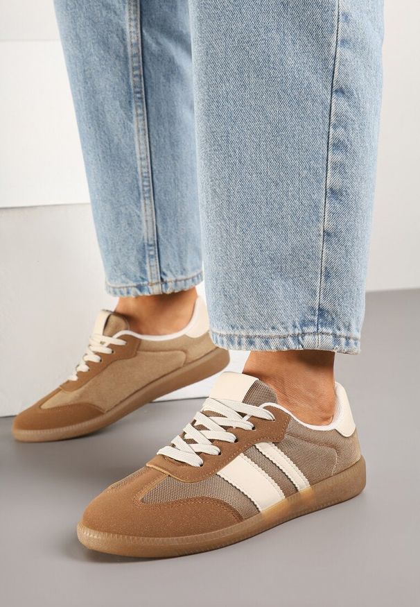 Renee - Ciemnobeżowe Sneakersy w Stylu Tenisówek Ozdobione Paskami Jenaniela. Okazja: na co dzień. Zapięcie: pasek. Kolor: beżowy. Materiał: jeans. Wzór: aplikacja