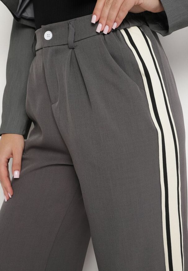 Born2be - Szare Garniturowe Szerokie Spodnie z Wysokim Stanem i Lampasami Belorina. Okazja: na spotkanie biznesowe. Stan: podwyższony. Kolor: szary. Materiał: jedwab. Wzór: aplikacja. Styl: klasyczny, biznesowy, elegancki