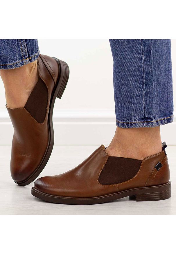 Brązowe skórzane Polskie półbuty damskie Gregors 1156. Okazja: na co dzień, na spotkanie biznesowe. Nosek buta: okrągły. Zapięcie: bez zapięcia. Kolor: brązowy. Materiał: skóra. Szerokość cholewki: normalna. Sezon: wiosna. Styl: casual, biznesowy, elegancki, klasyczny