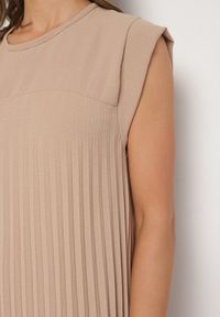 Born2be - Beżowa Plisowana Sukienka Mavence. Okazja: na co dzień. Kolor: brązowy. Wzór: nadruk. Styl: casual, klasyczny #4