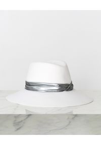 MAISON MICHEL PARIS - Biały kapelusz ze srebrną wstążką. Kolor: biały. Materiał: lakier #5