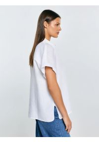 Big-Star - Koszula damska lniana biała Riore 101. Okazja: na spacer, na plażę. Typ kołnierza: kołnierzyk klasyczny. Kolor: biały. Materiał: len. Długość rękawa: krótki rękaw. Długość: krótkie. Sezon: lato. Styl: klasyczny, wakacyjny, elegancki #2