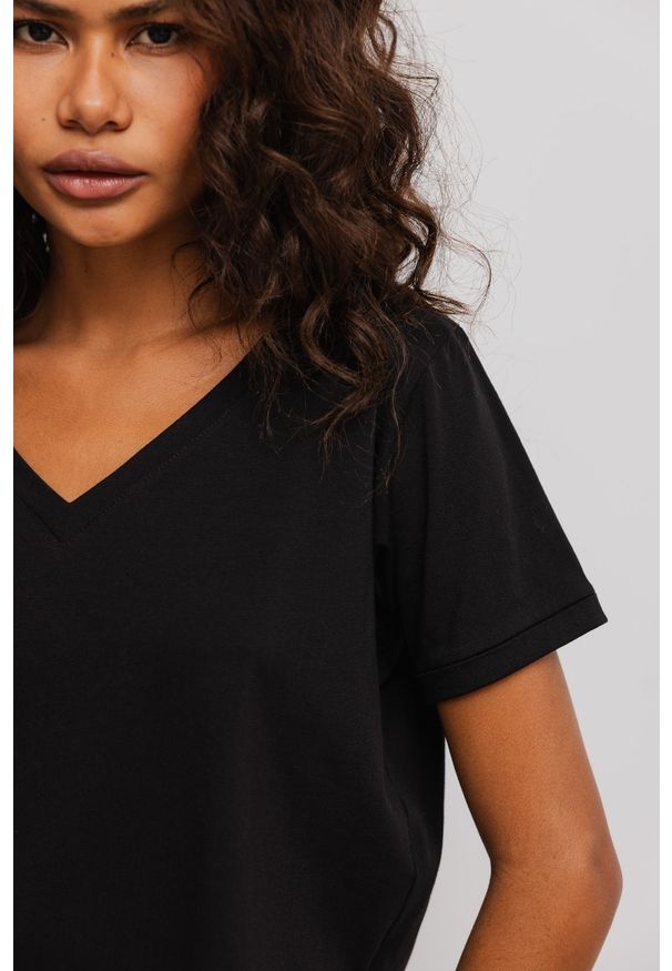 Marsala - T shirt z dekoltem w kształcie V w kolorze CZARNYM - V NECK-XL. Typ kołnierza: dekolt w kształcie V. Kolor: czarny. Materiał: elastan, bawełna. Wzór: gładki. Styl: elegancki