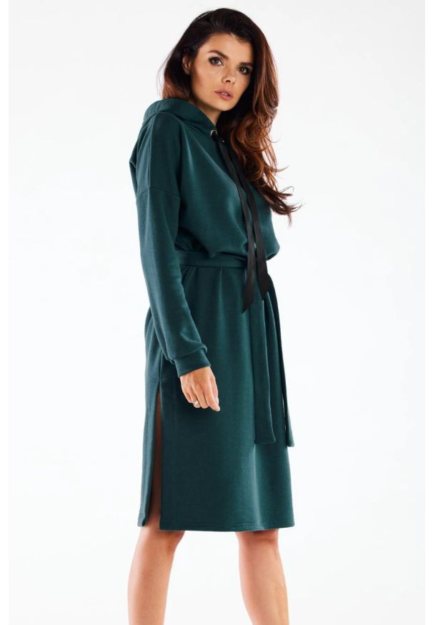 Infinite You - Bluzowa sukienka z kapturem bawełna premium zielona. Typ kołnierza: kaptur. Kolor: czarny, zielony. Materiał: bawełna. Długość: maxi