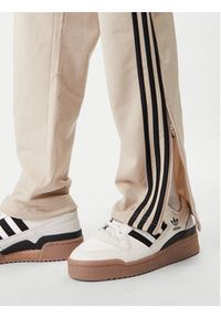 Adidas - adidas Spodnie dresowe Firebird KE6679 Beżowy Loose Fit. Kolor: beżowy. Materiał: syntetyk #4