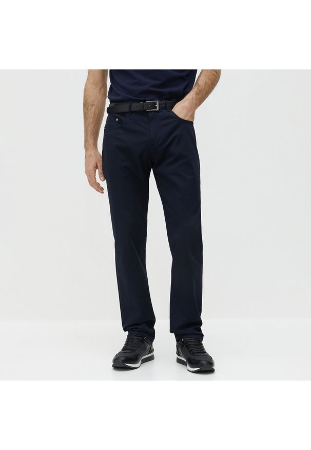 Reserved - Bawełniane spodnie regular fit z paskiem - Granatowy. Kolor: niebieski. Materiał: bawełna