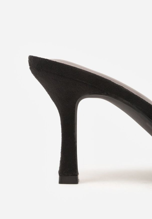 Renee - Czarne Klapki na Szpilce z Imitacji Zamszu z Noskiem Peep Toe Merissaura. Nosek buta: otwarty. Kolor: czarny. Materiał: zamsz. Obcas: na szpilce