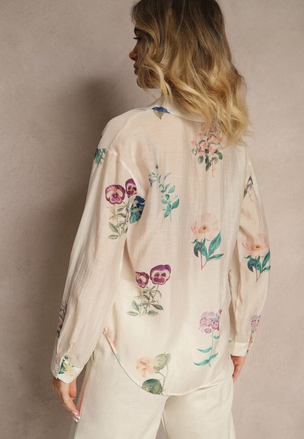 Renee - Beżowa Koszula w Kwiaty z Dodatkiem Wiskozy z Kieszonkami Polliliana. Okazja: na co dzień. Kolor: beżowy. Materiał: wiskoza. Wzór: kwiaty. Styl: elegancki, casual