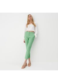 Mohito - Eleganckie spodnie z kantem - Zielony. Kolor: zielony. Styl: elegancki #1